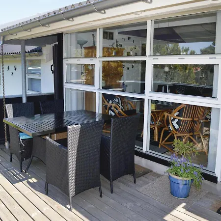 Three-bedroom Holiday In Saby * Sæby