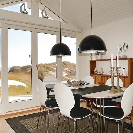 Three-bedroom Holiday In Saby *